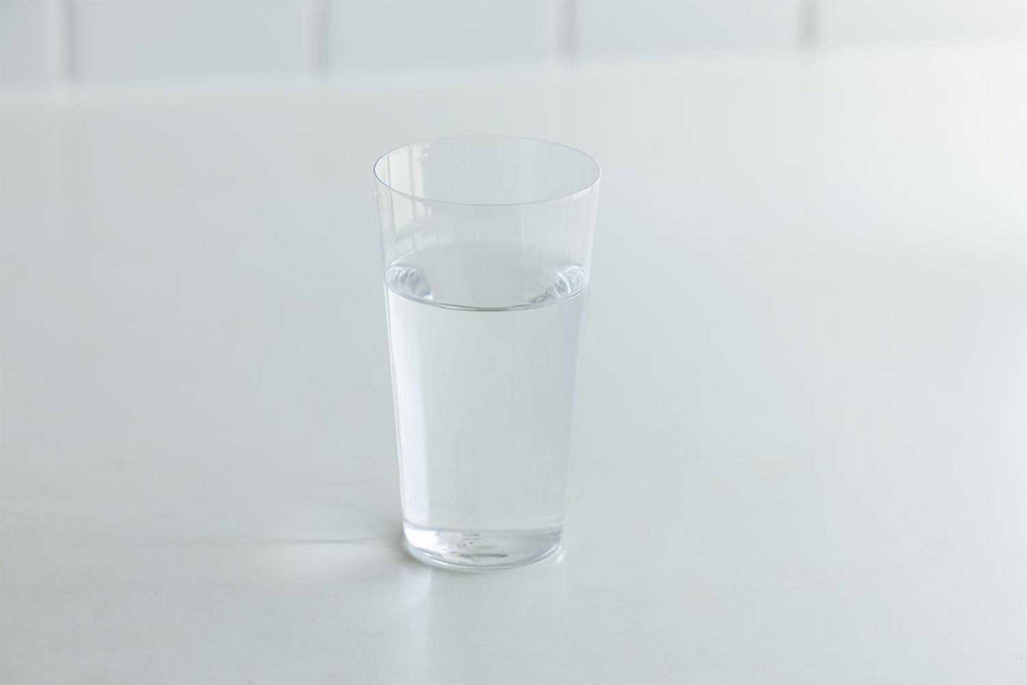 鉱水とはどんな水？ペットボトル裏面の原材料の意味と湧水・鉱泉水の違いを徹底解説